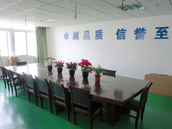 生產(chǎn)車(chē)間,研發(fā)人員開(kāi)會(huì)廳